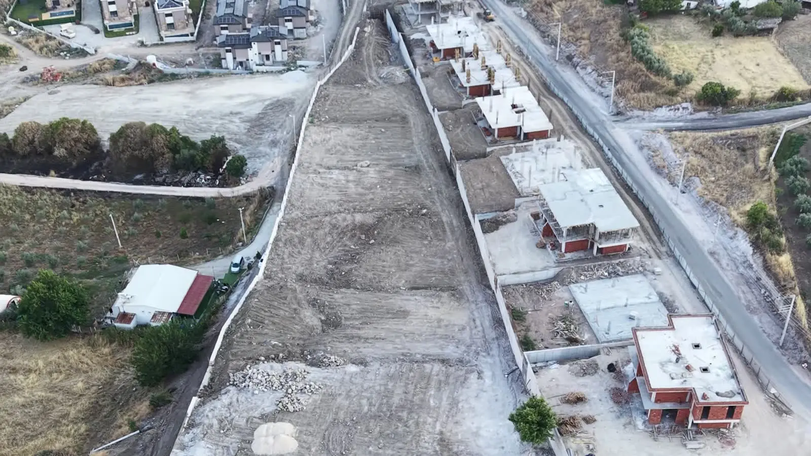 Vadi Bağyolu arazisinin bugünkü hali: tesviye edilmiş zemin ve temeller