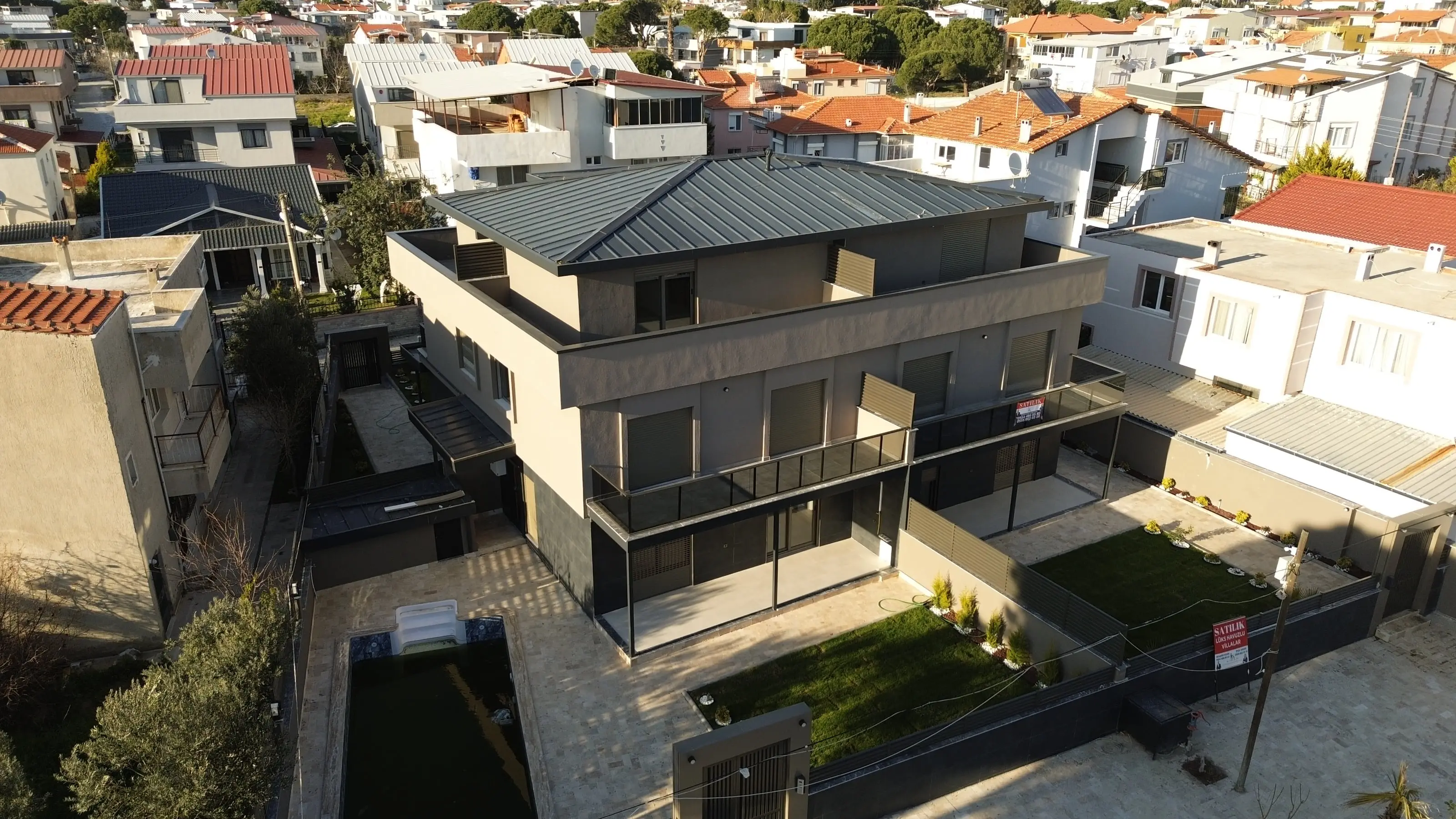 Villaların havadan görünümü ve bahçe yerleşimi